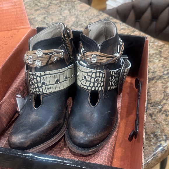 Freebird "saloon" Black and Tan Ankle Boots with Silver Details - Picture 8 of 8
